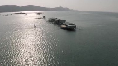 Vietnam 'da balıkçı tekneleri ve balıkçı evleri.