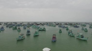 Balıkçı tekneleri ve balıkçıların evleri Vietnam 'da sularda zaman kaybıdır.