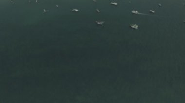Balıkçı tekneleri ve balıkçıların evleri Vietnam 'da sularda zaman kaybıdır.