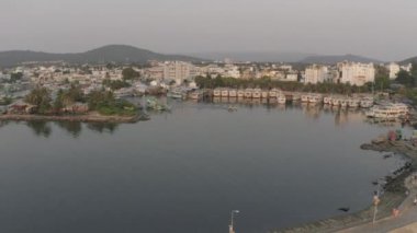 Balıkçı teknesi ve deniz feneri Asya 'da gün batımı zamanı