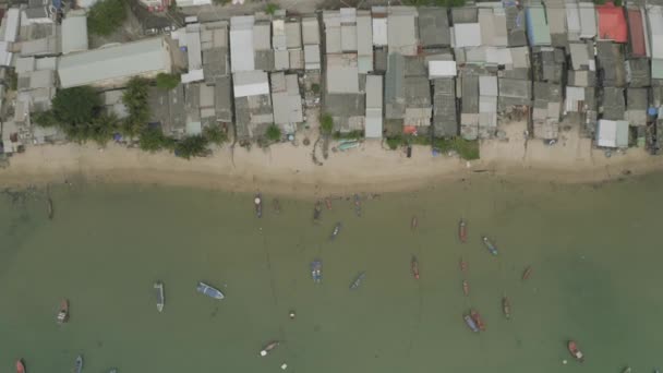 Vissersboten en vissershuisjes aan het water in Vietnam — Stockvideo