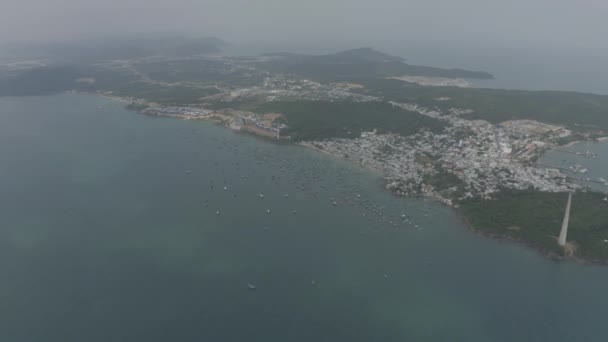 Barcos de pesca y casas de pescadores en el agua en Vietnam — Vídeos de Stock