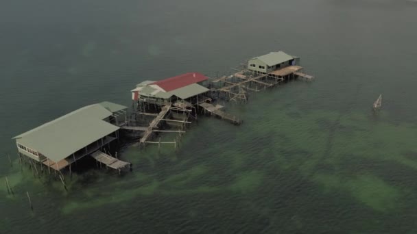 Fischerboote und Fischerhäuser auf dem Wasser in Vietnam — Stockvideo