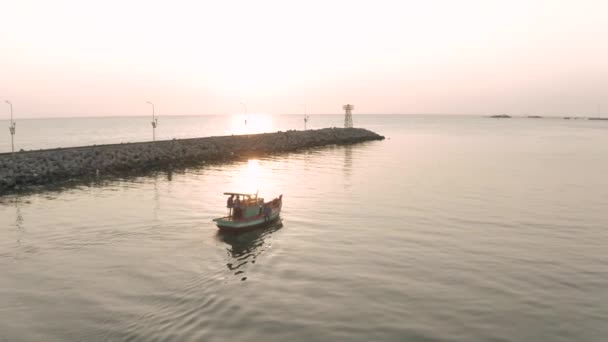 Halászhajó és tenger Pier világítótorony naplementekor Ázsiában — Stock videók