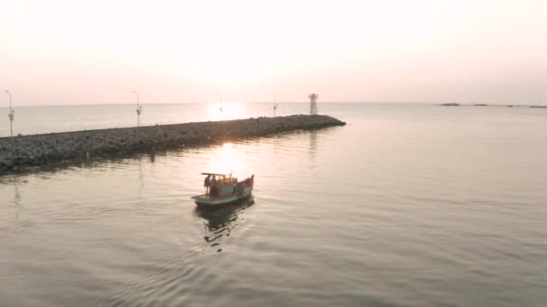 Barco de pesca e mar Farol do cais horário de pôr do sol na Ásia — Vídeo de Stock