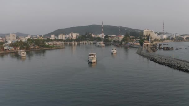 Жизнь в городе, движение лодок во Вьетнаме 4K Drone shot — стоковое видео