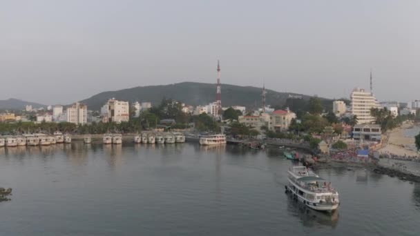 Barco de pesca e mar Farol do cais horário de pôr do sol na Ásia — Vídeo de Stock