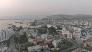Şehir hayatı, Vietnam 'da arabalar ve botlar Phu Quoc şehri 4k insansız hava aracı