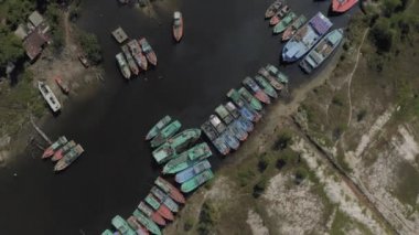 Balıkçı tekneleri Asya 'da nehir kenarına park ediyor. 4K Drone vuruldu.