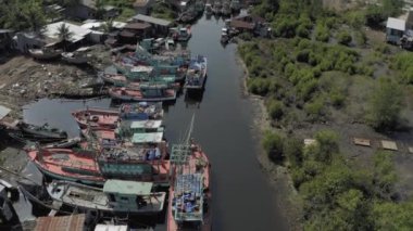 Balıkçı tekneleri Asya 'da nehir kenarına park ediyor. 4K Drone vuruldu.