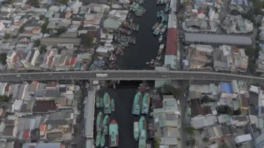 Balıkçı tekneleri Asya 'da nehir kenarına park ediyor. 4K Drone vuruldu.