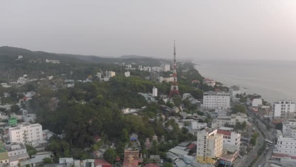 Ciudad de la vida, Coches y Barcos Phu Quoc ciudad en Vietnam 4K Drone tiro — Vídeo de stock