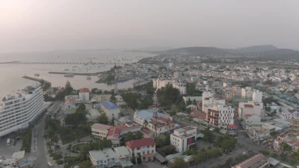 Vida da cidade, carros e barcos Phu Quoc cidade no Vietnã 4K Drone tiro — Vídeo de Stock