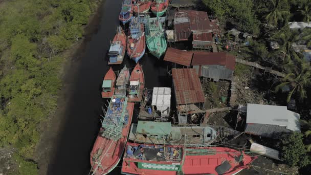 Рыбалка Лодки парковка на реке в Азии 4k дрон выстрел — стоковое видео