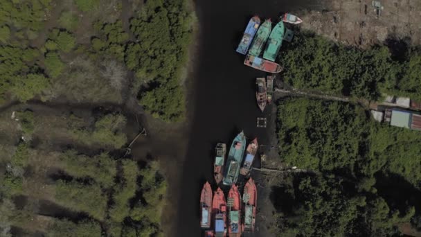 アジアの川の上の漁船の駐車場4kドローンショット — ストック動画