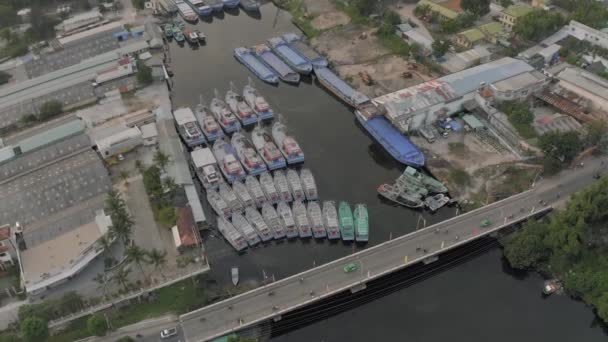 Fischerboote parken auf dem Fluss in Asien 4k Drohnenschuss — Stockvideo