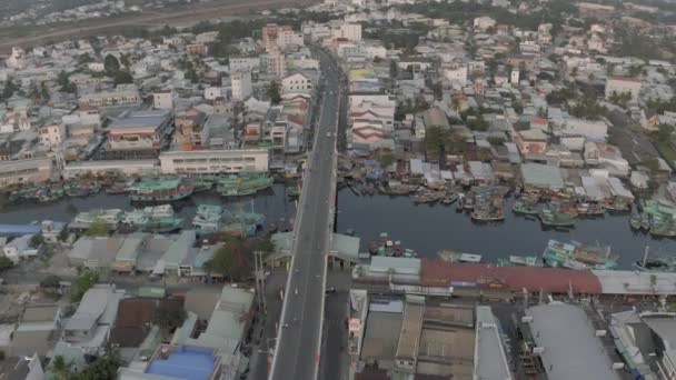 Barcos de pesca aparcamiento en el río en Asia 4k Drone tiro — Vídeos de Stock