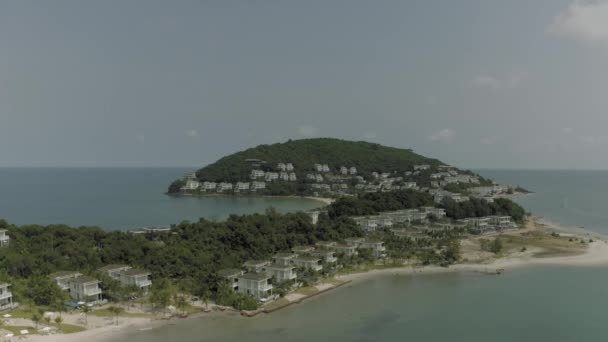 Hôtels et stations de luxe sur l'île de Phu Quoc au Vietnam 4K Drone shot 