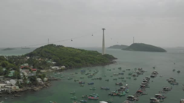 Téléphérique funiculaire sur l'île de Phu Quoc à l'île d'ananas Hon Thom au Vietnam — Video