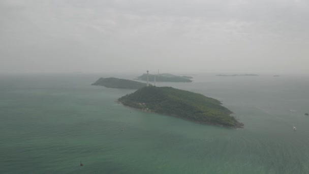 Кабель фунікулера на острові Фукуок до острова Хон Том Пінеас у В "єтнамі. — стокове відео