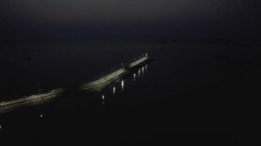 Vietham Liman Limanı 'nda gece vakti Gemiler ve Balıkçı tekneleri