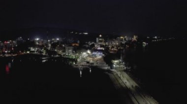 Vietham Liman Limanı 'nda gece vakti Gemiler ve Balıkçı tekneleri