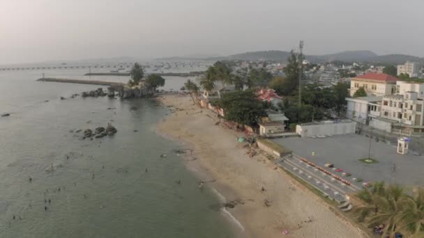 Готелі і розкішні курорти на острові Пху-Куок у В'єтнамі 4k Drone shot — стокове відео