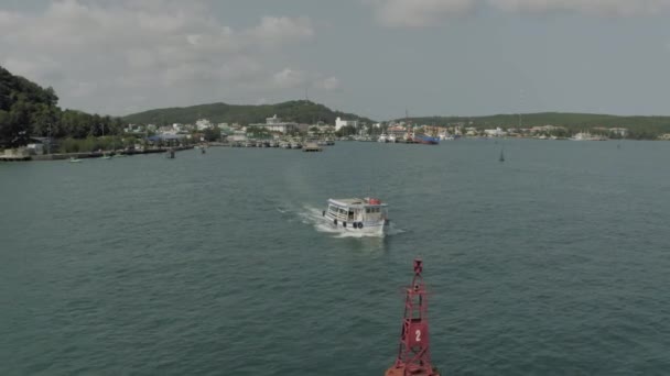 Boya de boro y barcos de pesca en el puerto de Vietham Puerto del Mar — Vídeo de stock