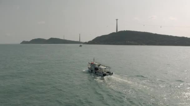 Barco de pesca sale del puerto en el puerto de Vietham Puerto del mar — Vídeo de stock