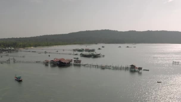 Minería de perlas y casas vivas en el agua en Vientam — Vídeo de stock