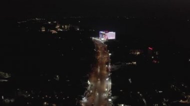 Vietnam 'da asfalt yolda gece hayatı, arabalar ve bisikletler trafiği 4k İHA atışı