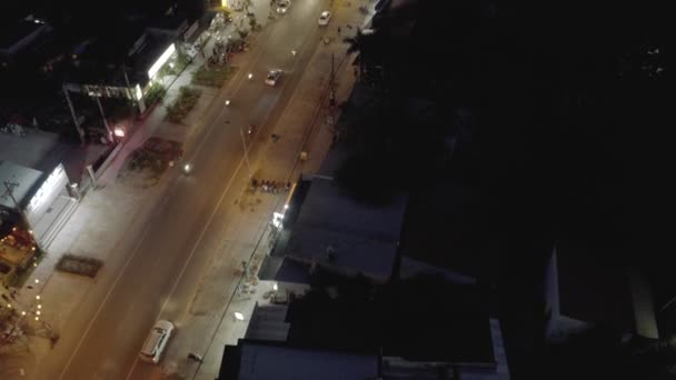 Night City leven, Auto 's en fietsen verkeer op asfaltweg in Vietnam 4k Drone schot — Stockvideo