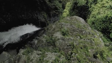 Bali Adası tropikal dağlarında şelale 4k İHA uçuşu