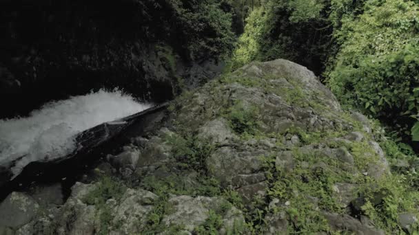 Cascada en las montañas tropicales de la isla de Bali vuelo 4K Drone — Vídeo de stock