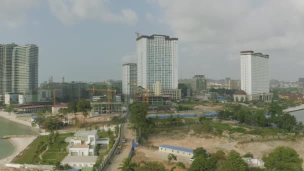 Bouw kraan en bouwproces in Cambodja Sihanoukville stad — Stockvideo