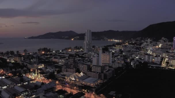 Patong ciudad Noche Coches y bicicletas tráfico en Tailandia Phuket Island — Vídeo de stock