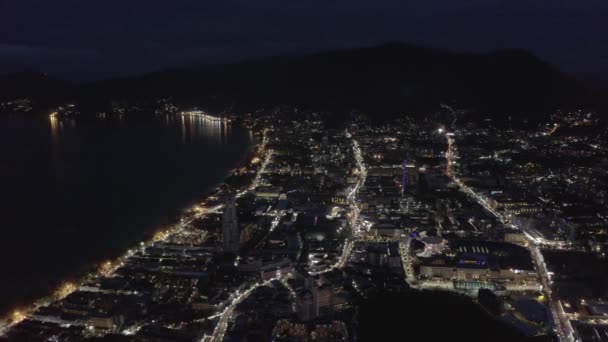 Patong ciudad Noche Coches y bicicletas tráfico en Tailandia Phuket Island — Vídeo de stock