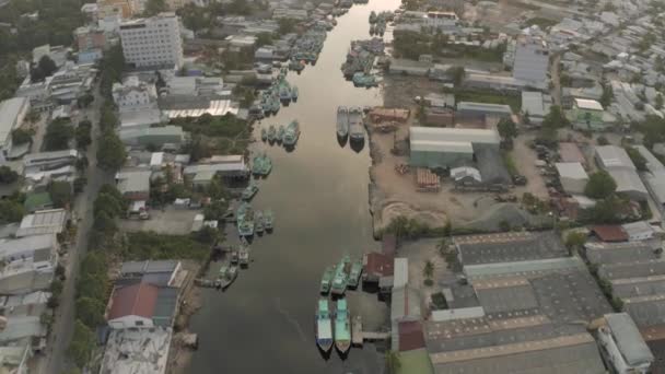 Barcos de pesca en el río Phu Quoc 4K Drobe tiro — Vídeos de Stock