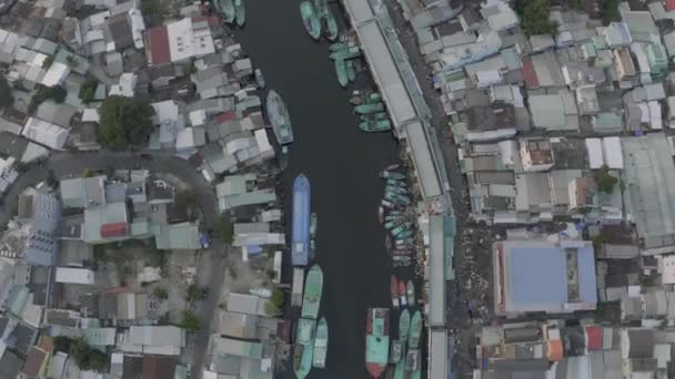 Vissersboten in de Phu Quoc Island rivier 4k Drobe neergeschoten — Stockvideo