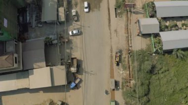 Sihaoukville caddelerinde araba trafiği 4k İHA atışı
