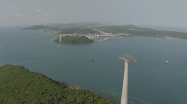Phu Quoc Adası 'ndaki Funicular teleferiği Vietnam' daki Hon Thom Ananas Adası 'na.