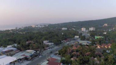 Vietnam 'da asfalt yolda şehir hayatı, arabalar ve bisikletler trafiği 4k İHA atışı
