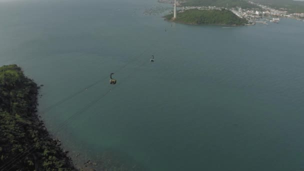 Jednolitá lanovka na ostrově Phu Quoc na ostrov Hon Thom Ananas ve Vietnamu — Stock video