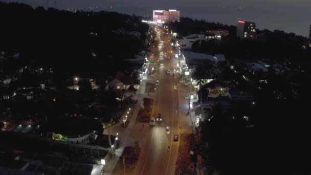 Vida noturna da cidade, carros e bicicletas tráfego na estrada de asfalto no Vietnã 4K Drone shot — Vídeo de Stock