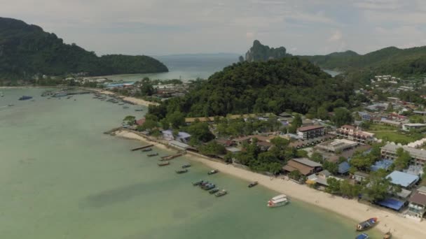 Cennet Phi-Phi Adası Tayland 4k insansız hava aracı rezervasyonunda. — Stok video
