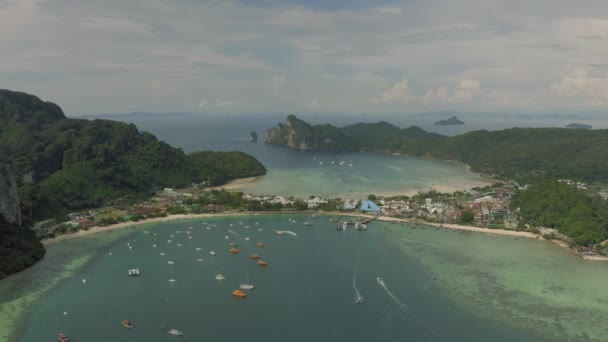 Paradise Phi-Phi Island reserva natural en Tailandia vuelo 4K Drone — Vídeo de stock