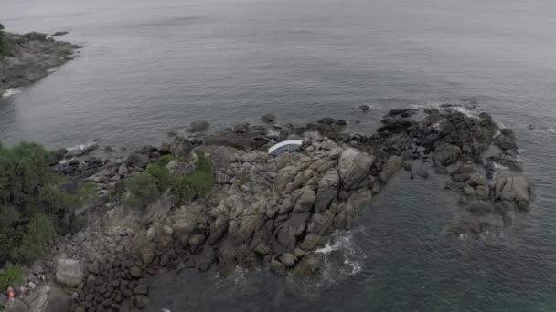 Bruten Yacht på klipporna efter Storm, Shipwreck sisaster i havet — Stockvideo