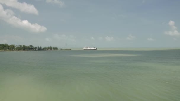 Επιβατηγό πλοίο πλοίο στο τροπικό λιμάνι 4k Drone πυροβόλησε — Αρχείο Βίντεο