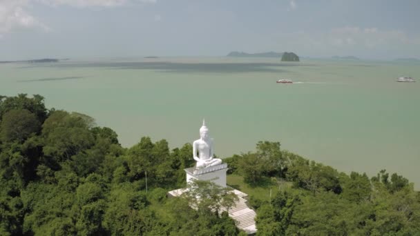 Vit Buddha staty i Asien nära Ferry port — Stockvideo