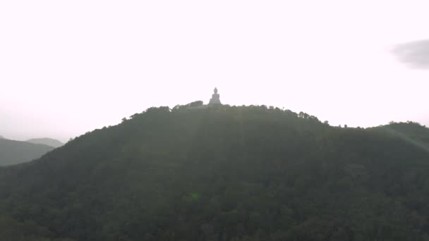 Grande statue de Bouddha sur la colline de l'île de Phuket Coucher de soleil 4K Drone vol — Video